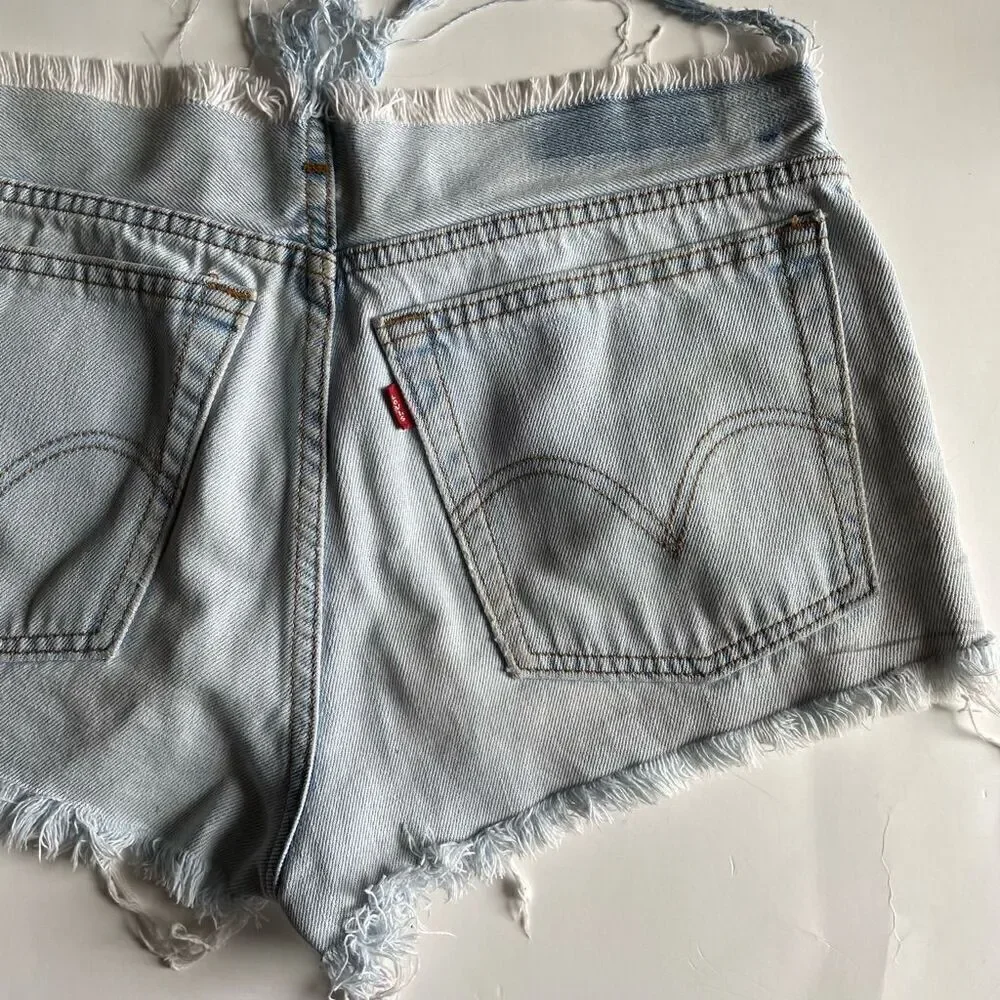 LEVI’S | high rise distressed light denim cut off jean shorts 28